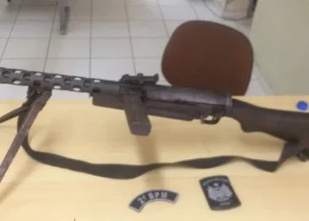 PM prende membro de facção criminosa portando uma submetralhadora de fabricação Tcheca em Rio Branco