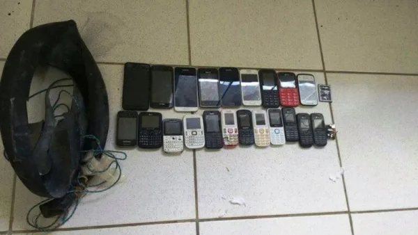 Mais de 20 celulares são jogados em pátio de presídio por cima de muro no interior do Acre