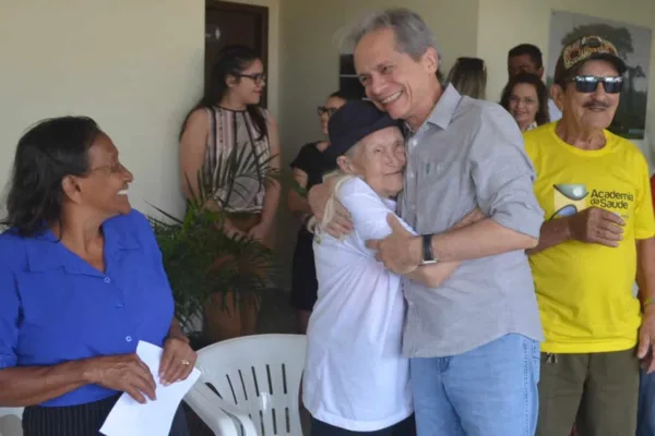 Em encontros com idosos, Angelim anuncia redução da idade para isenção de IR
