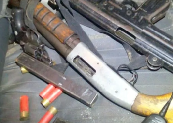 PM recupera carro roubado e apreende armas após troca de tiros no bairro Caladinho 8 PM recupera carro roubado e apreende armas após troca de tiros no bairro Caladinho