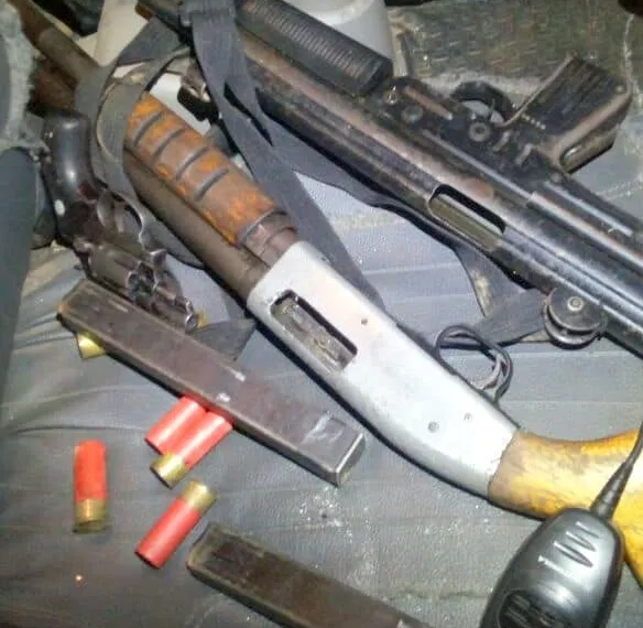 PM recupera carro roubado e apreende armas após troca de tiros no bairro Caladinho