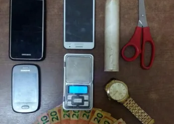 Polícia Militar prende homens comercializando drogas no Calafate 7 Polícia Militar prende homens comercializando drogas no Calafate