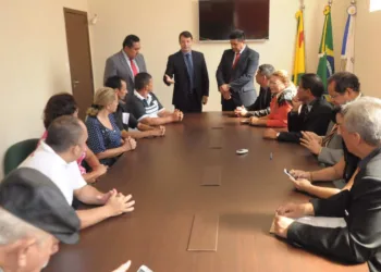 Vereador Roberto Duarte recebe moradores do Loteamento Farhat na Câmara