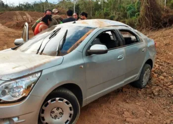 Menina morre após carro capotar em rodovia no Acre