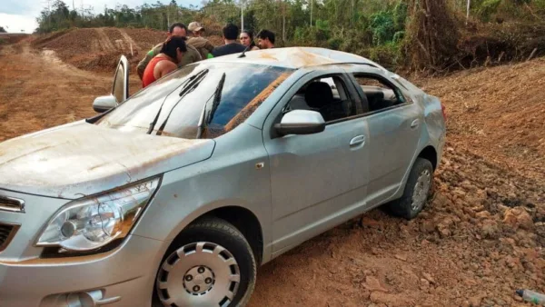 Menina morre após carro capotar em rodovia no Acre