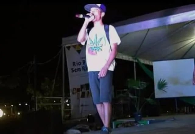 Raimundo Severino de Souza Filho, o Mc Dinho, de 19 anos, foi morto a tiros na noite de quarta-feira (2) (Foto Arquivo da Família)