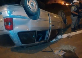 Quadrilha faz família refém, foge no carro das vítimas e capota veículo em avenida de Rio Branco