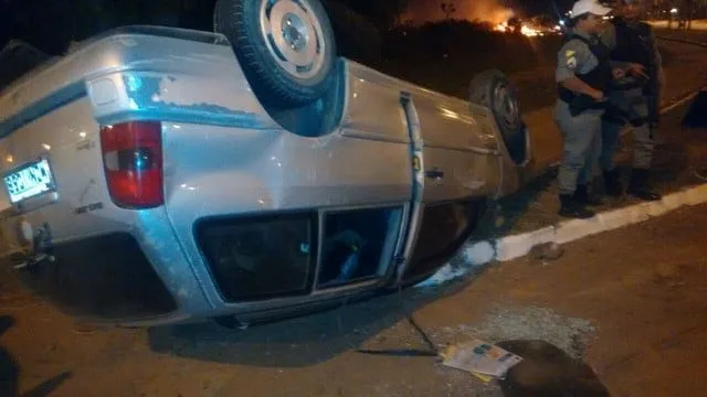 Quadrilha faz família refém, foge no carro das vítimas e capota veículo em avenida de Rio Branco