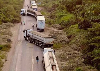 Com baixa do Rio Madeira, caminhoneiros aumentam frete e evitam entrar no Acre