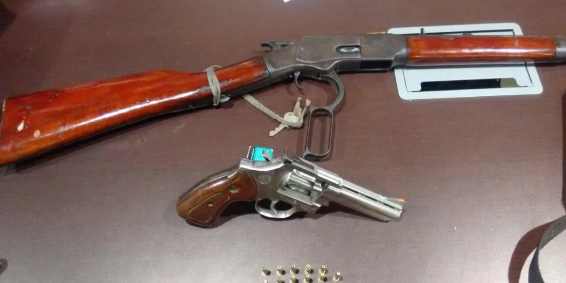 Polícia prende três homens e uma adolescente em ação contra o tráfico