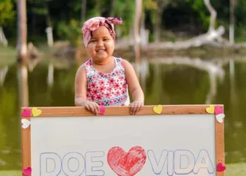 Criança de 3 anos vai receber medula óssea e precisa de ajuda para custear viagem