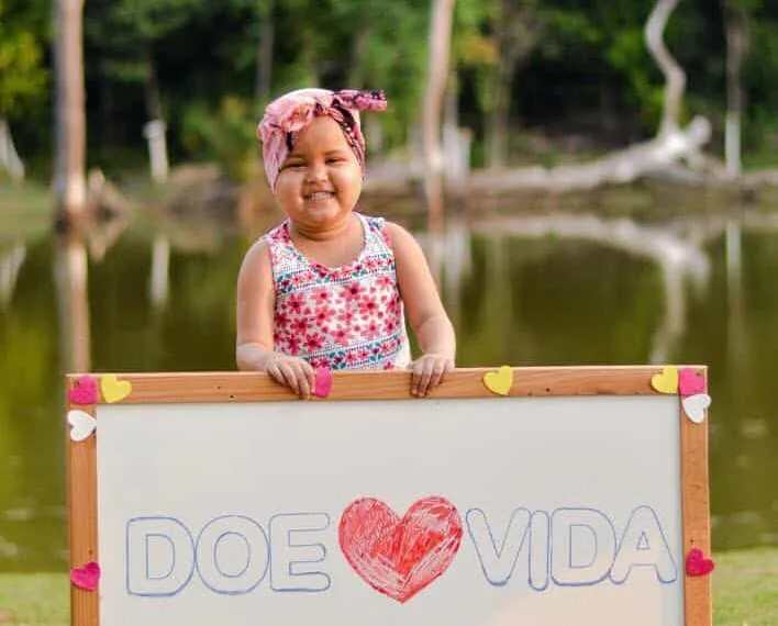 Criança de 3 anos vai receber medula óssea e precisa de ajuda para custear viagem