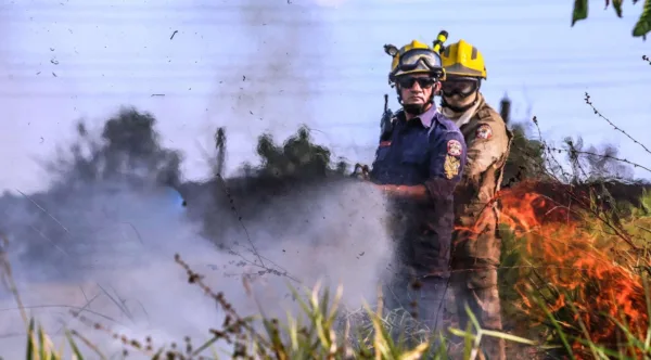 Educação e Bombeiros atuam para conscientizar comunidades sobre queimadas