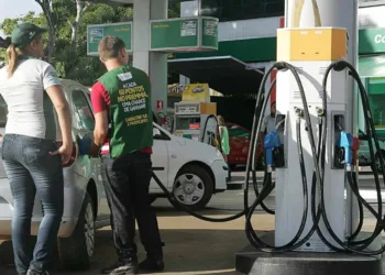 Tributos sobre gasolina representam cerca de 45% do preço cobrado ao consumidor, aponta Sindepac