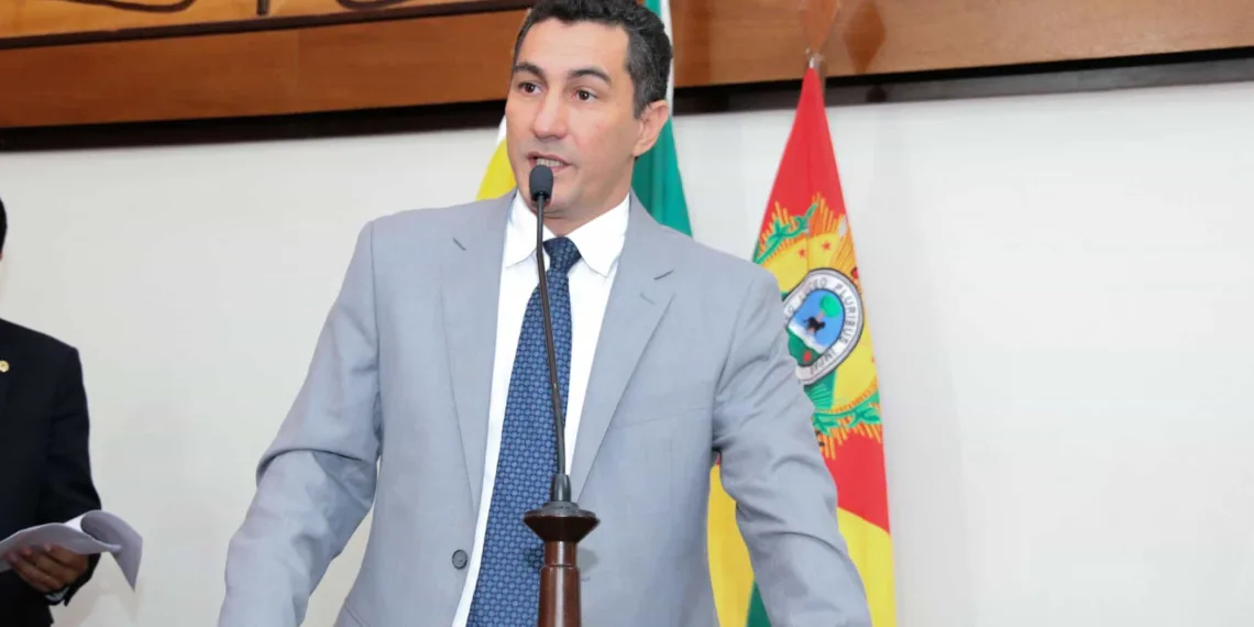 Jesus Sérgio critica obra do Dnit na BR-364 e diz que caminhões atolam com chuva de verão