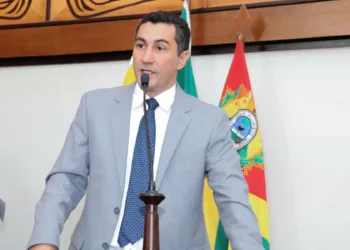 Jesus Sérgio critica obra do Dnit na BR-364 e diz que caminhões atolam com chuva de verão