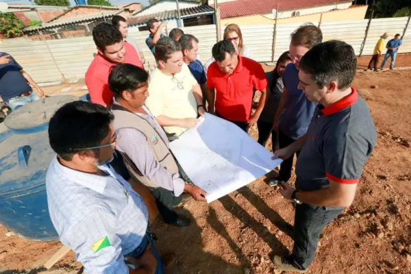 Prefeito Marcus Alexandre e deputado Léo de Brito vistoriam obra da Praça do Pedro Roseno
