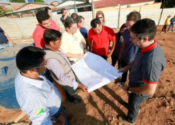 Prefeito Marcus Alexandre e deputado Léo de Brito vistoriam obra da Praça do Pedro Roseno