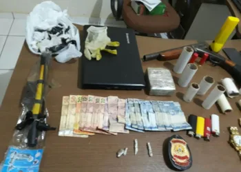Policia Civil prende dois e apreende droga e arma em capixaba