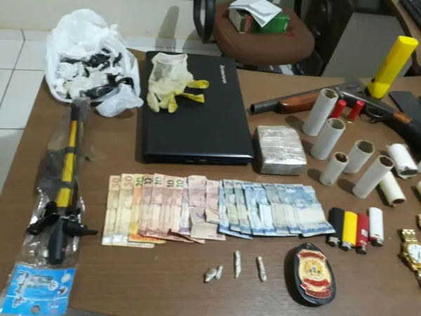 Policia Civil prende dois e apreende droga e arma em capixaba