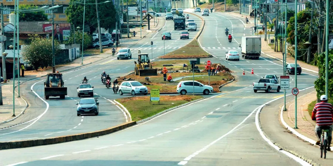 Obra de adequação na Avenida Ceará visa reduzir conflitos no trânsito e retenção de veículos no local
