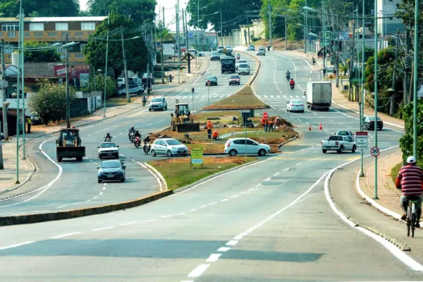 Obra de adequação na Avenida Ceará visa reduzir conflitos no trânsito e retenção de veículos no local