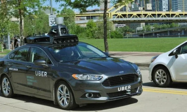 Uber reforça modelo integrador de mobilidade urbana no Brasil e expõe projetos de carro autônomo e veículo-voador