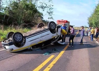 Táxi lotação com cinco pessoas sofre batida e capota na BR-317