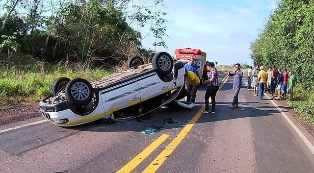 Táxi lotação com cinco pessoas sofre batida e capota na BR-317