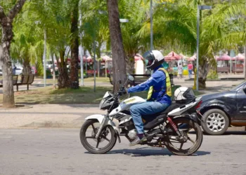 Homem é esfaqueado no pescoço após discutir com mototaxista