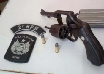 Após acompanhamento, Policiais militares apreendem arma de fogo com dupla no bairro Cidade Nova