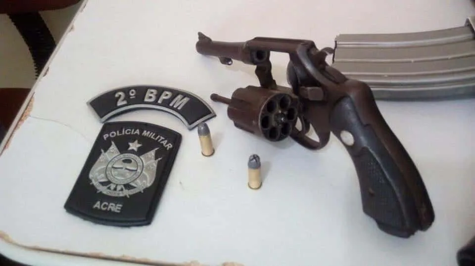Após acompanhamento, Policiais militares apreendem arma de fogo com dupla no bairro Cidade Nova