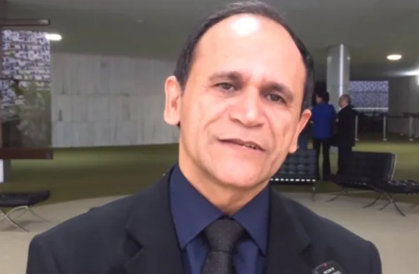 Moisés Diniz apresenta a urbanitários projeto que veta privatização da Eletroacre e outras estatais de energia
