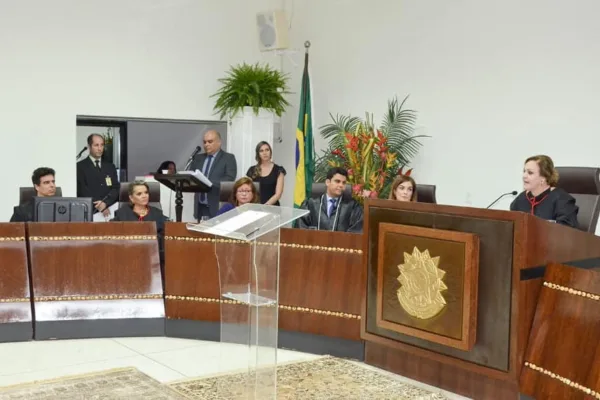 Desembargadora Regina Ferrari é empossada presidente do TRE-AC