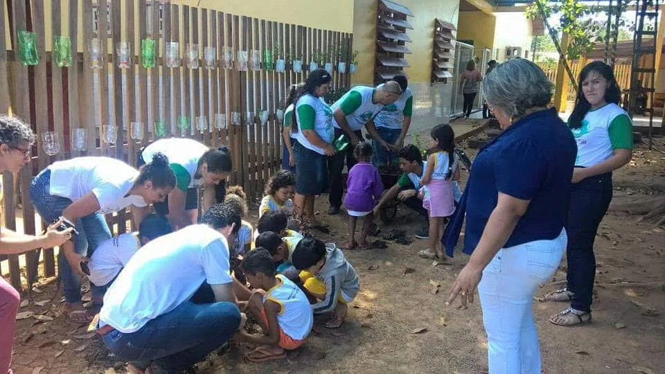Voluntários promovem conscientização ambiental e limpeza da Praia da Base