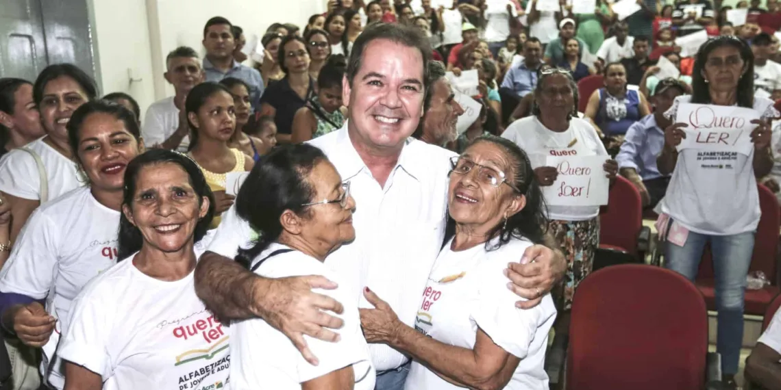 Em Sena Madureira, Tião Viana celebra liberdade na vida de alfabetizados pelo Quero Ler