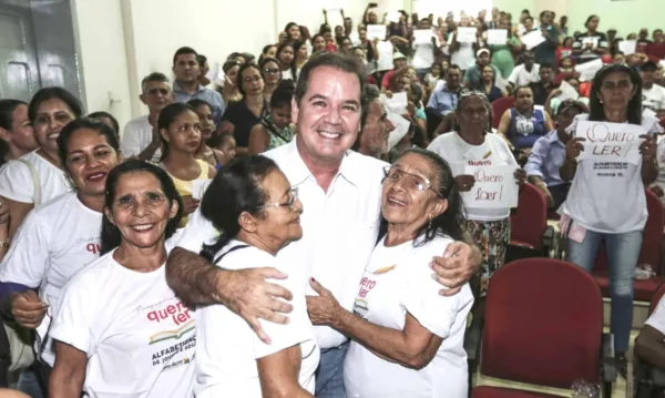 Em Sena Madureira, Tião Viana celebra liberdade na vida de alfabetizados pelo Quero Ler