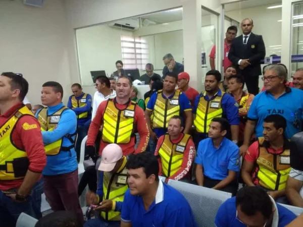 Contrários ao projeto de lei que regulamenta o Uber, taxistas e mototaxistas protestam na Câmara