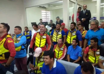 Contrários ao projeto de lei que regulamenta o Uber, taxistas e mototaxistas protestam na Câmara