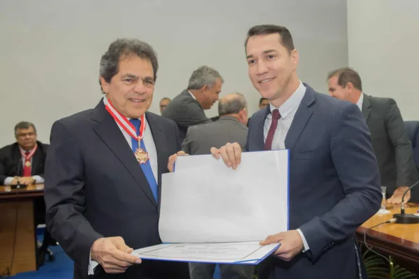 Presidente Ney Amorim é homenageado pelo TCE