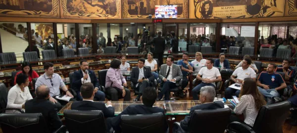 Deputados suspendem sessão e recebem servidores do Pró-Saúde em plenário