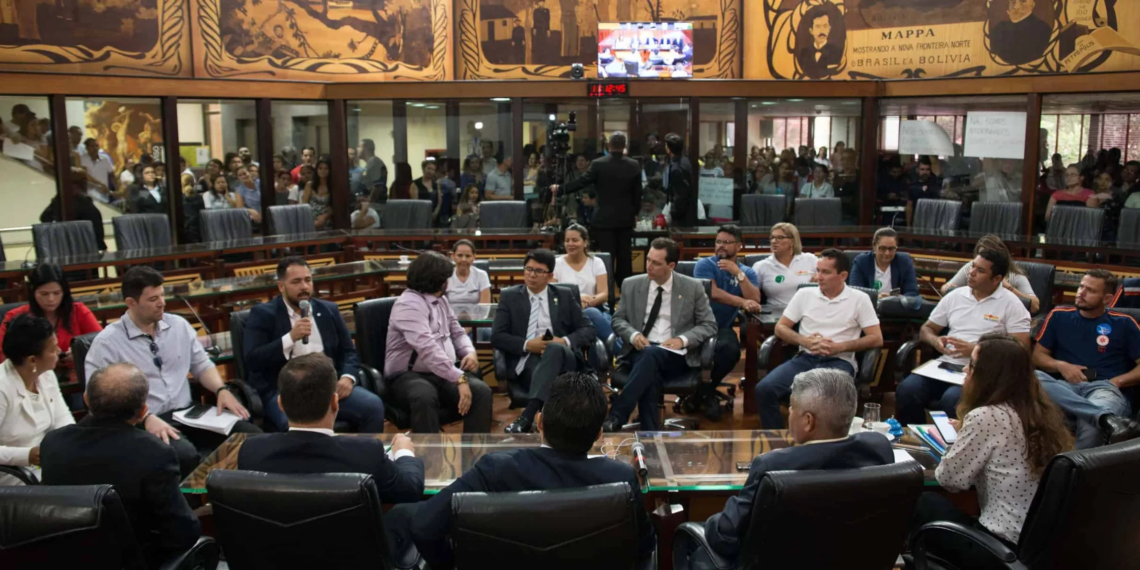 Deputados suspendem sessão e recebem servidores do Pró-Saúde em plenário