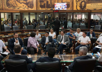 Deputados suspendem sessão e recebem servidores do Pró-Saúde em plenário