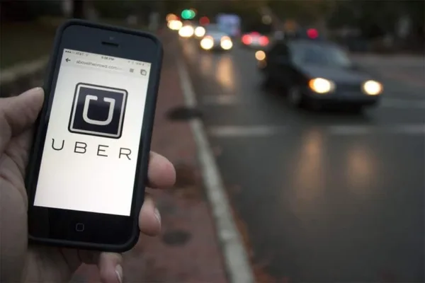 Justiça proíbe Rbtrans de multar e apreender carros de 13 motoristas da Uber