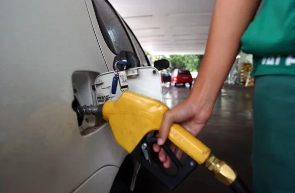 Acreanos reclamam dos sucessivos aumentos no valor da gasolina