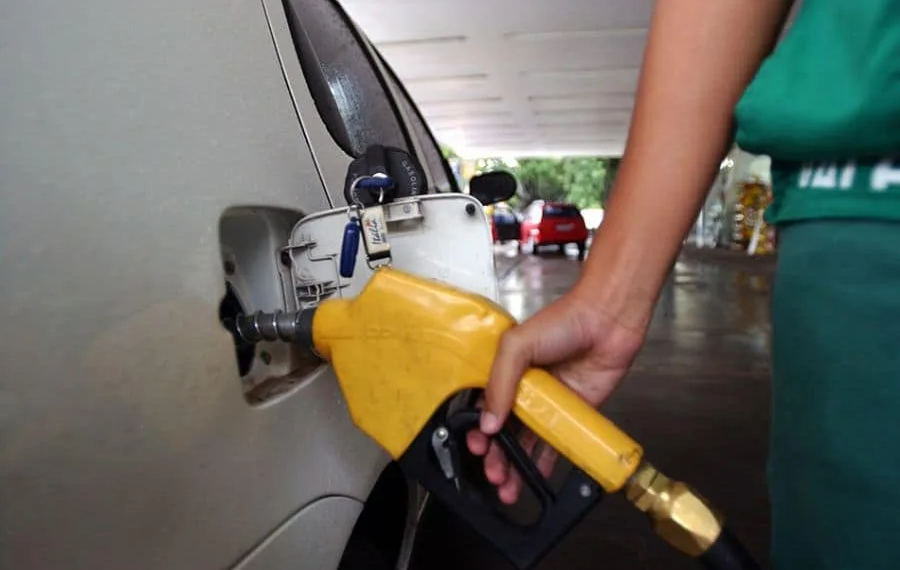 Acreanos reclamam dos sucessivos aumentos no valor da gasolina
