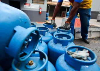 PAULINIA, SP, BRASIL. 12/11/2012. Funcionarios do Sindicato dos Trabalhadores do Comercio de Minerio, que transportam gas de cozinha e industrial estao em greve na cidade de Paulina. A greve afeta a distribuicao de gas na cidade e muitas casas estao sem o produto. Depoistos de gas na cidade operam com quantidade reduzida de botijoes. (Fotos: Victor Moriyama/Folhapress, COTIDIANO) © Folhapress 2012 - Todos os direitos reservados.