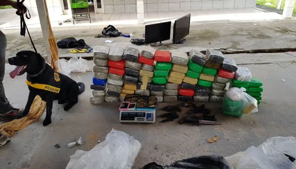 Operação prende cinco pessoas com quase 100 quilos de droga em Cruzeiro do Sul