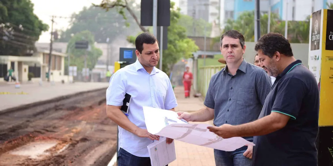Prefeito Marcus Alexandre vistoria obra de adequação da Avenida Brasil