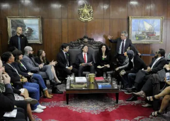 Jorge Viana participa de ato com artistas e parlamentares em defesa da Amazônia